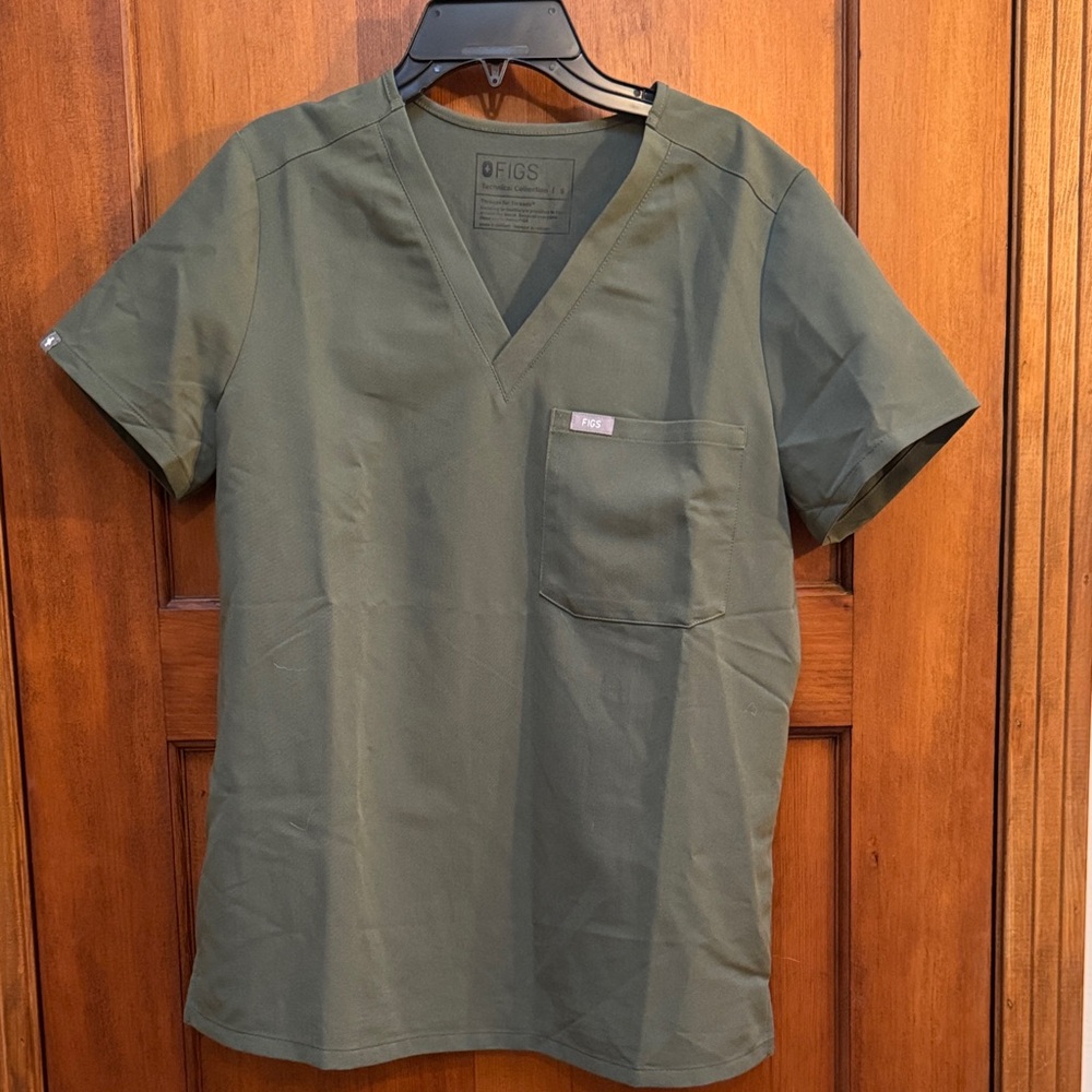 Figs Women’s Short Sleeve V-Neck in Olive Green